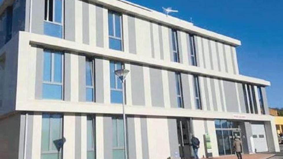La palazzina della guardia medica a Follonica: qui era avvenuto il fatto raccontato sul giornale