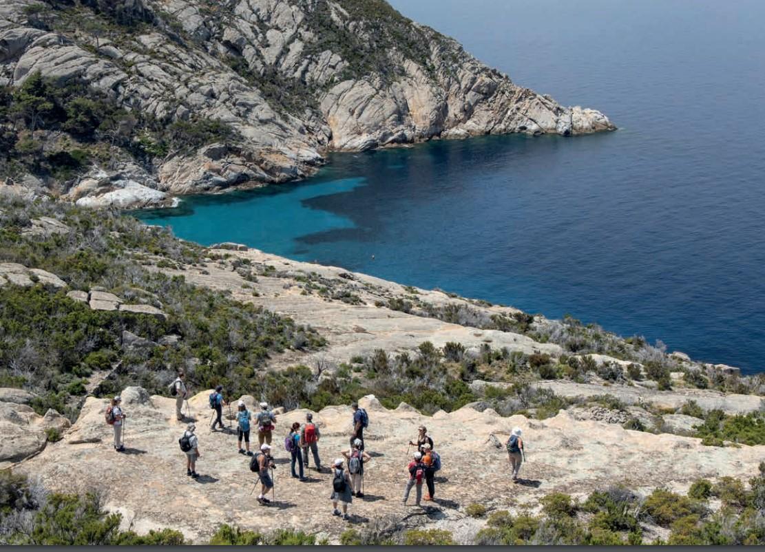 Turisti durante un’escursione in una delle zone protette dal Parco nazionale dell’arcipelago toscano
