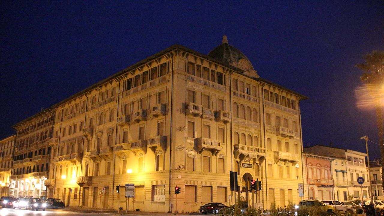 L’hotel Excelsior sul lungomare di Viareggio