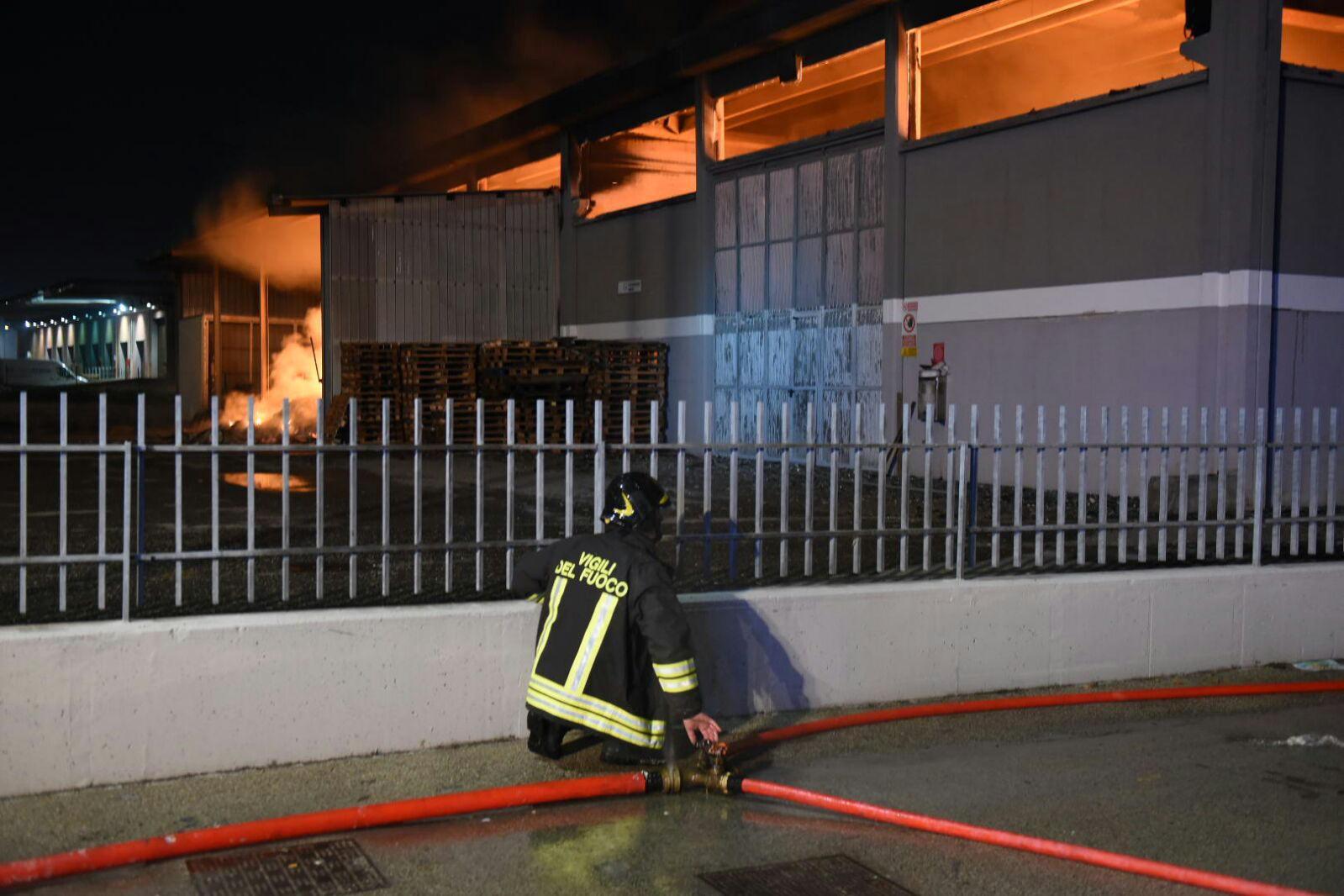 L’incendio che distrusse il capannone della Er.Ba. Market il 27 dicembre 2017 a Porcari (Archivio)