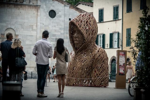 L’opera di carta “Hoodie” dell’artista Michael Stutz allestita nel cuore di Lucca in una precedente edizione di Cartasia