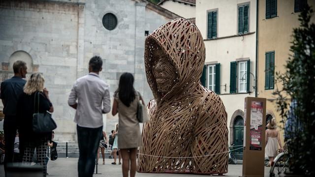 L’opera di carta “Hoodie” dell’artista Michael Stutz allestita nel cuore di Lucca in una precedente edizione di Cartasia