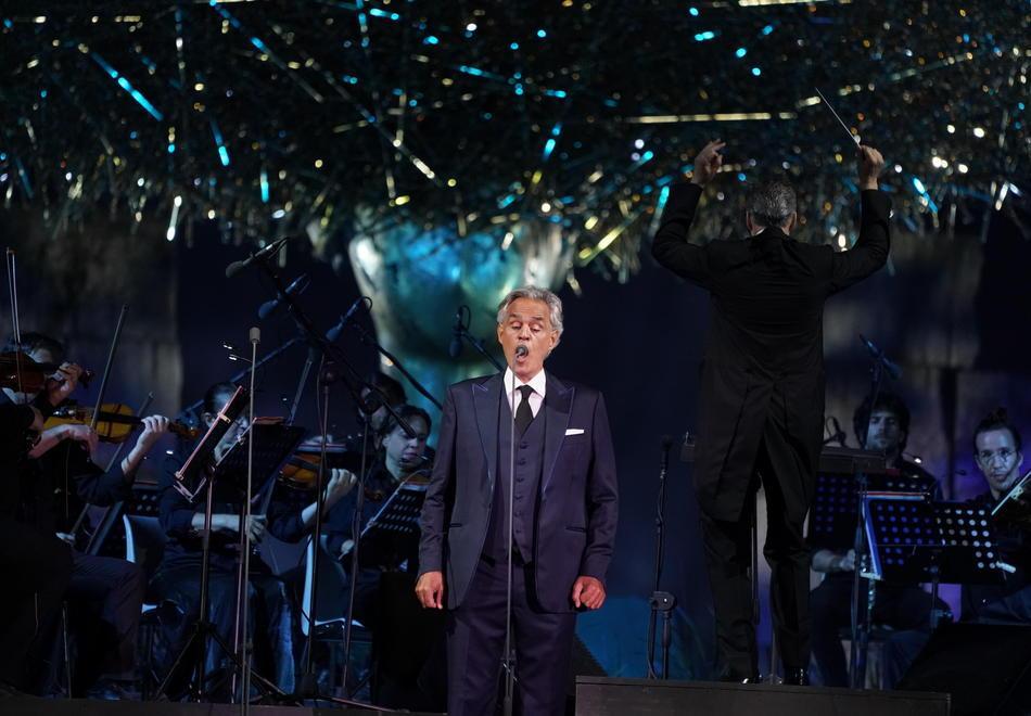 Un’immagine del primo appuntamento di giovedì sera con il Teatro del Silenzio di Andrea Bocelli