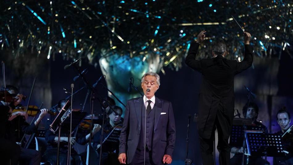 Un’immagine del primo appuntamento di giovedì sera con il Teatro del Silenzio di Andrea Bocelli
