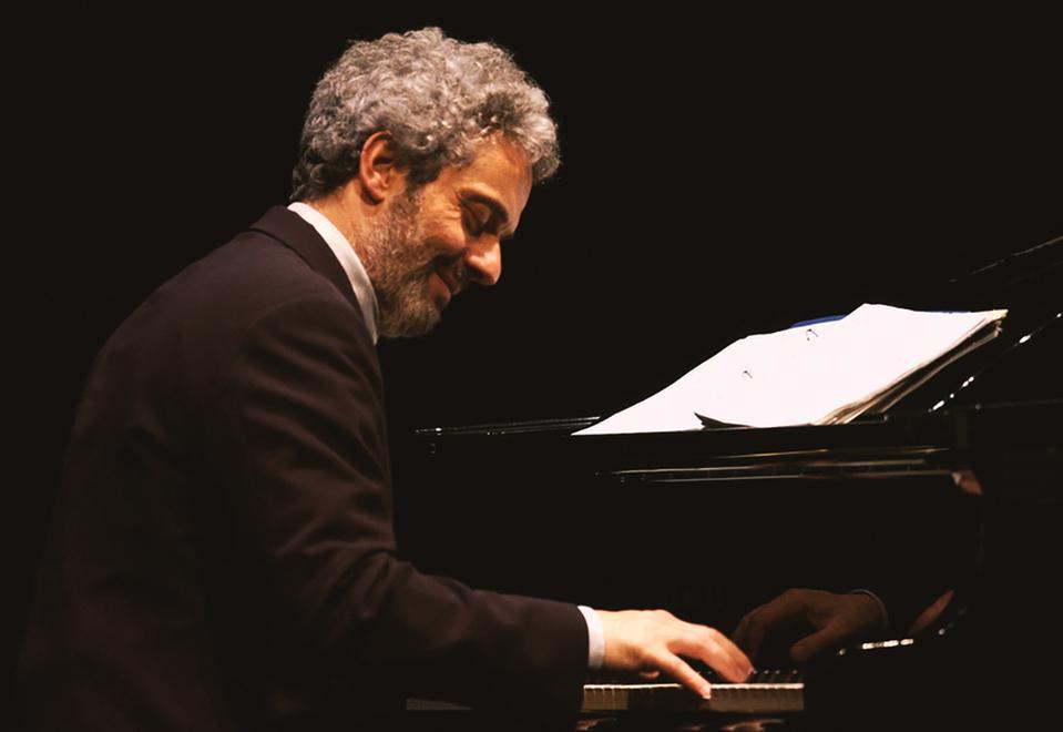 Nicola Piovani sarà stasera, sabato 24 luglio, al chiostro di San Domenico di Prato con “La musica è pericolosa. Concertato”