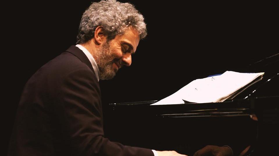 Nicola Piovani sarà stasera, sabato 24 luglio, al chiostro di San Domenico di Prato con “La musica è pericolosa. Concertato”