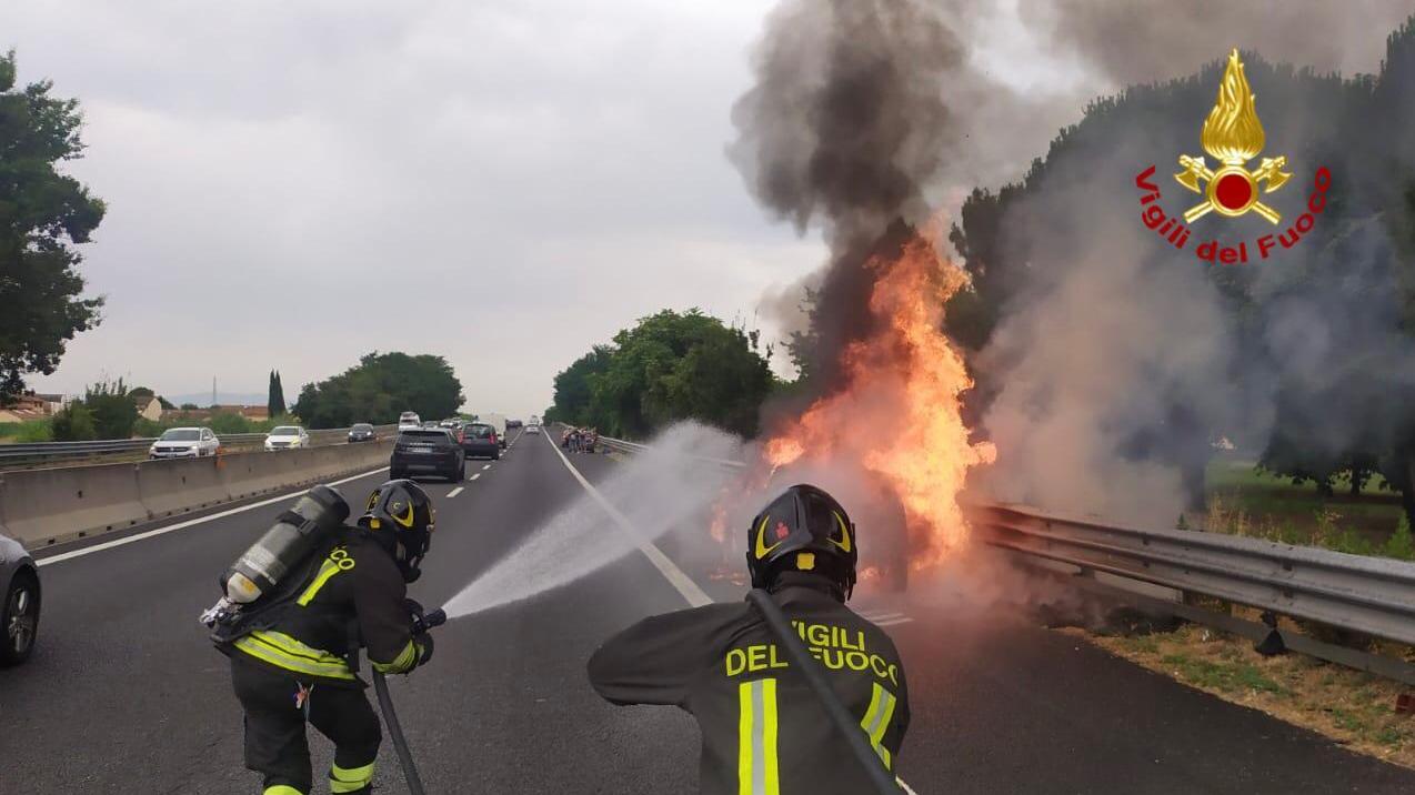 Auto in fiamme nel traffico intenso sulla Firenze-Mare