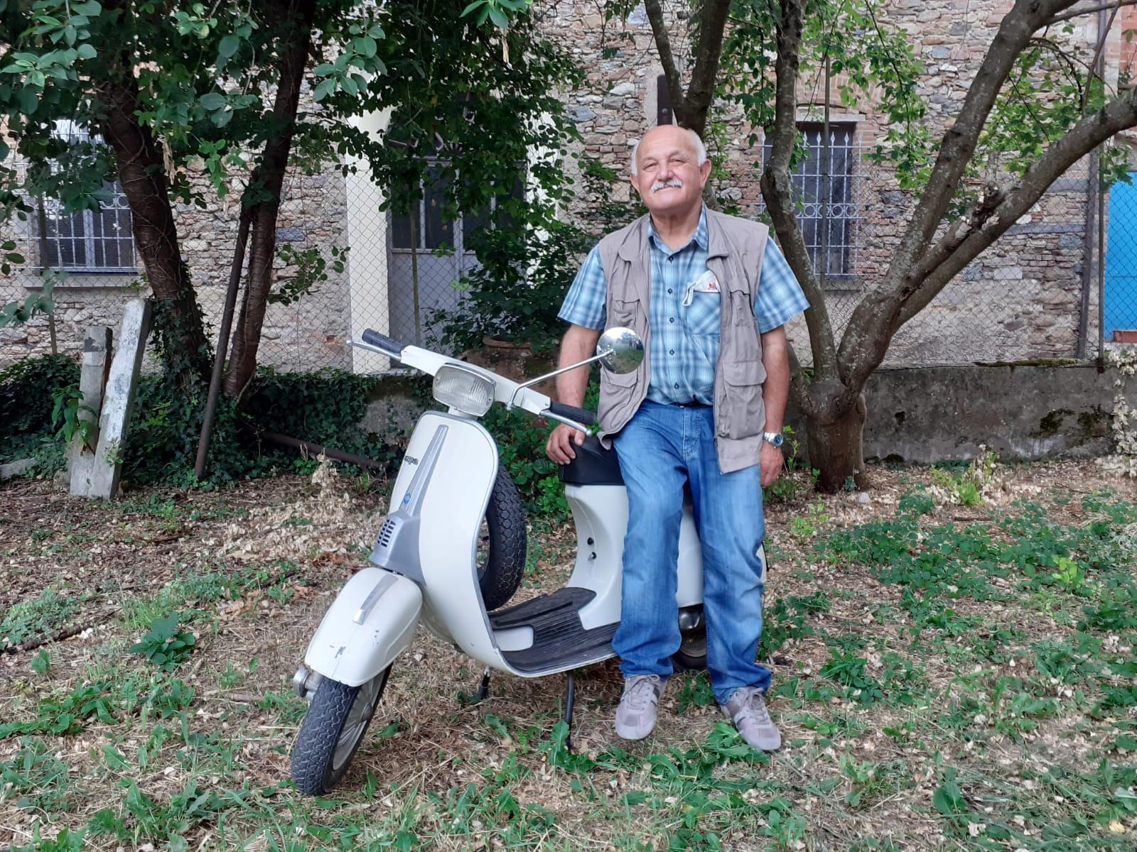 Paolo Graziani con la Vespa 50 Special rubata al padre nel 1980 a Buti