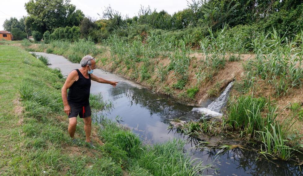 I fossi maleodoranti della frazione del Vasone: i cittadini sono esasperati dai miasmi