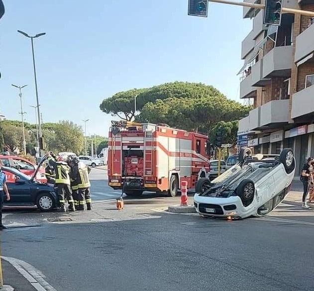 Incidente all'ingresso della città, donna ferita nella Panda ribaltata - Video