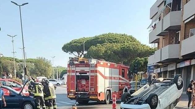 Incidente all'ingresso della città, donna ferita nella Panda ribaltata - Video