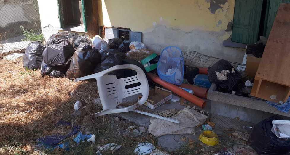 Rifiuti, topi e bombole del gas nel borgo ostaggio degli abusivi 