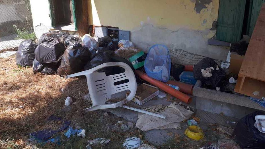 Rifiuti, topi e bombole del gas nel borgo ostaggio degli abusivi