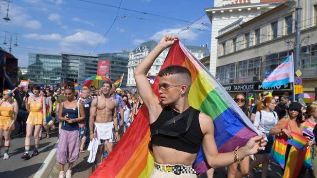 Budapest si tinge d'arcobaleno, migliaia sfidano Orban