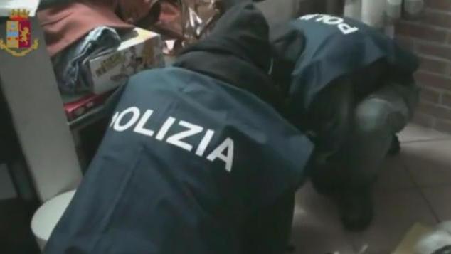 Polizia arresta cartomante a Cosenza per estorsione