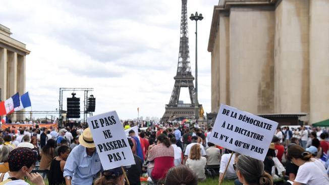 Proteste anti-pass, scontri manifestanti-polizia a Parigi
