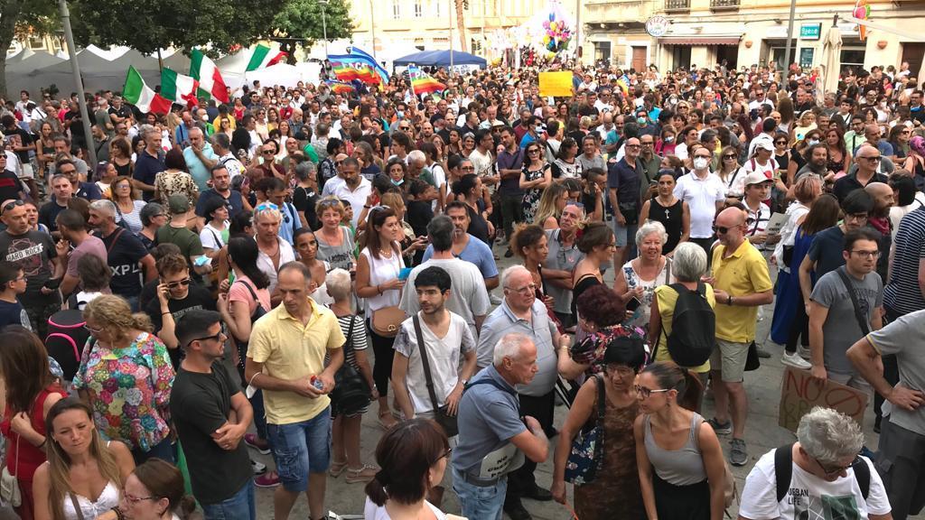La folla che ha manifestato a Cagliari contro il Green pass (foto Mario Rosas)