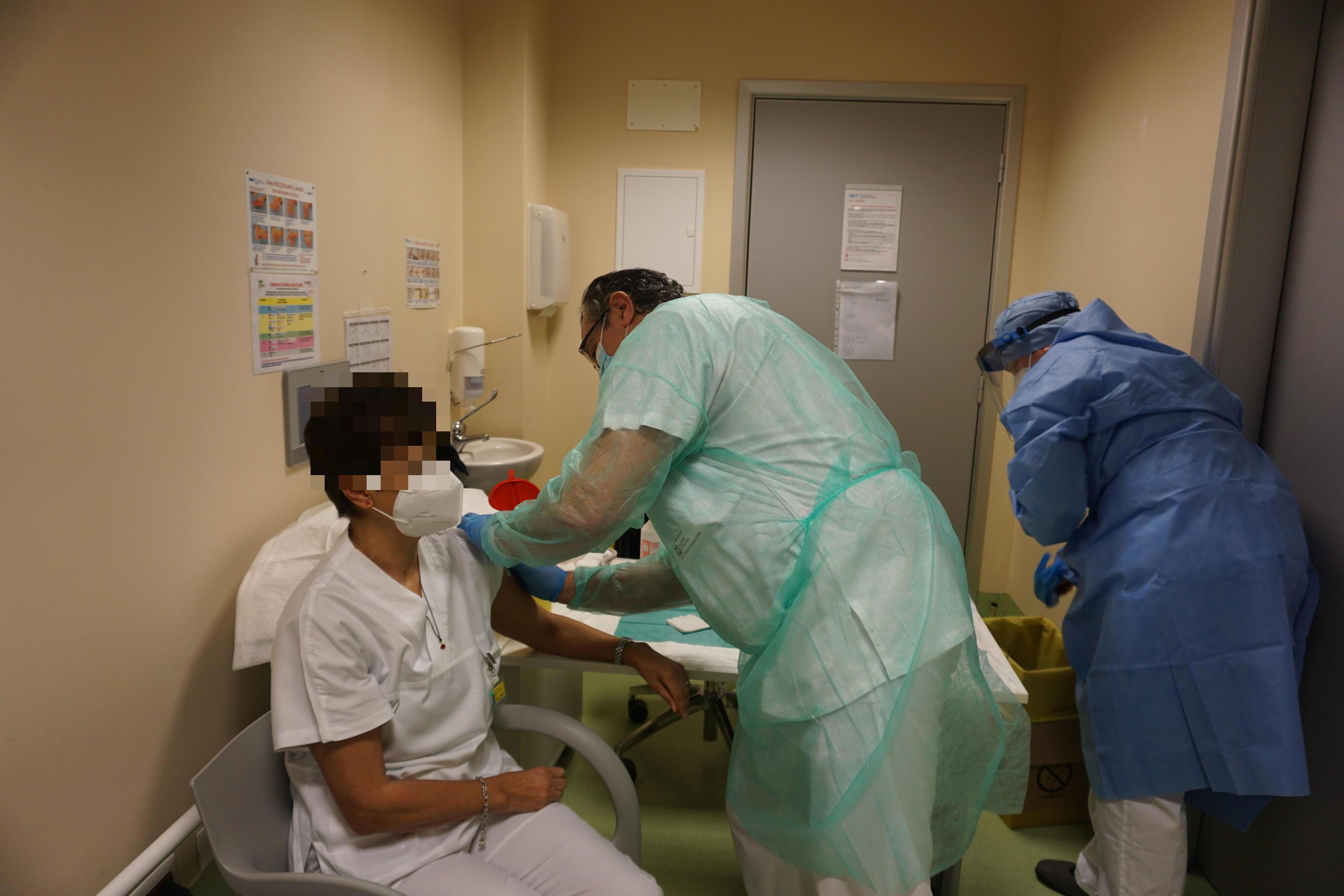 Covid, gli Ordini sardi ai medici non vax: "Fuori chi non si vaccina"