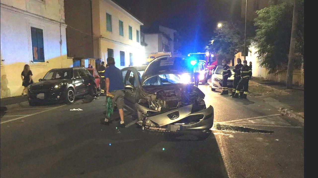 La Peugeot protagonista dell'incidente in via Ugo Foscolo