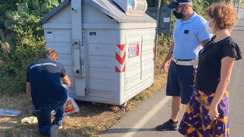 Gli ispettori ambientali controllano i sacchi abbandonati a terra