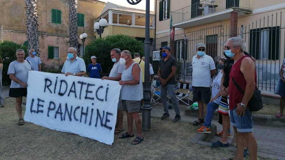 Parola fine sul caso panchine Saranno spostate di un metro