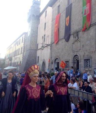 La domenica è dedicata al Palio delle Sante