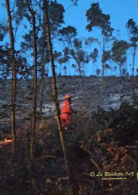 Volontari ancora al lavoro sull’incendio
