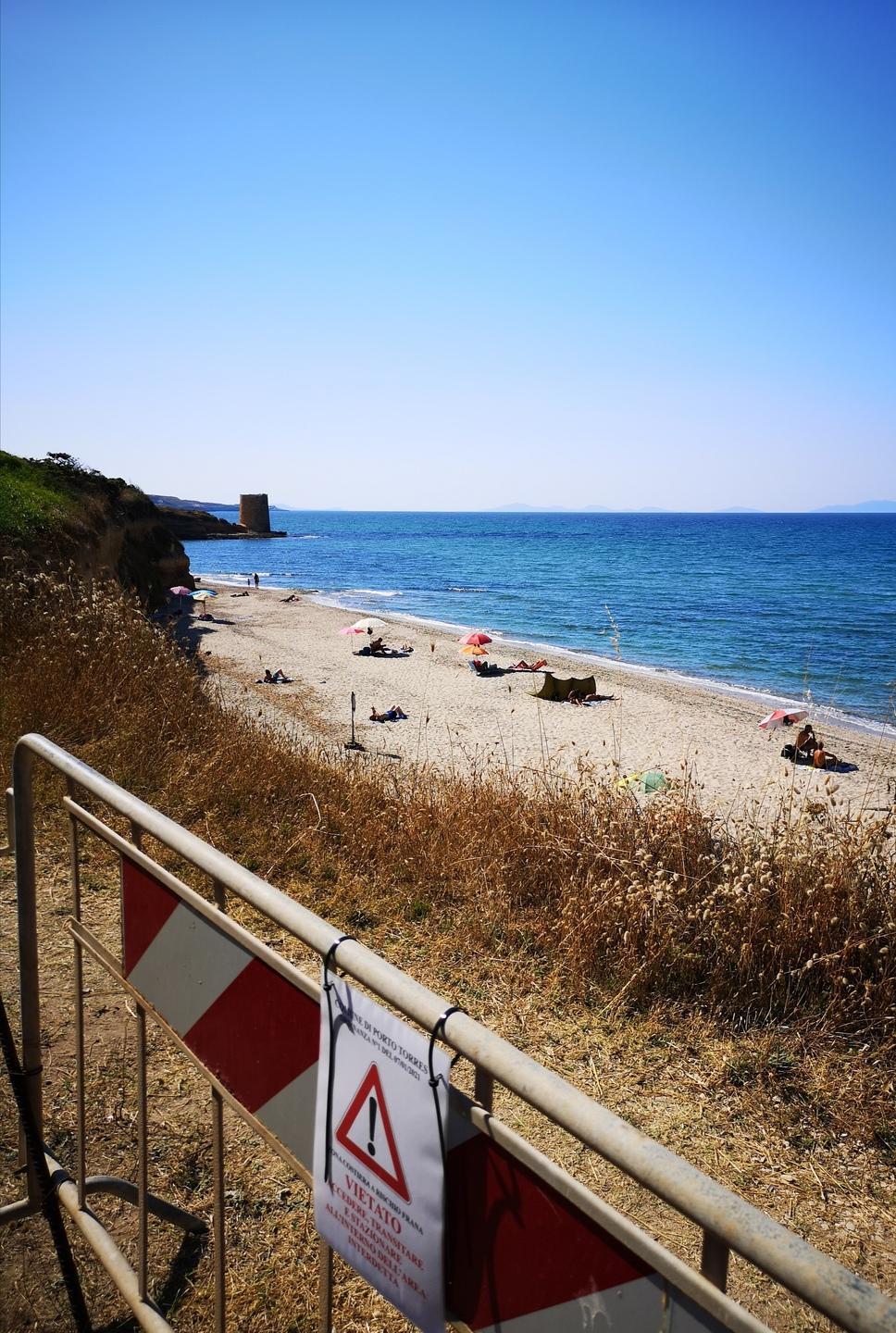 Bagnanti imprudenti nella spiaggia interdetta
