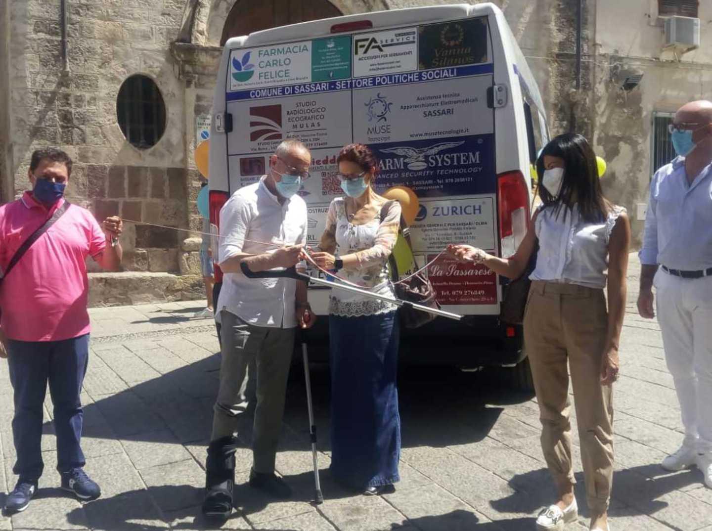 Un mini bus per anziani e disabili 