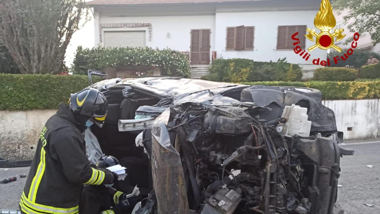 L'auto su cui viaggiava la vittima (Foto dei vigili del fuoco)