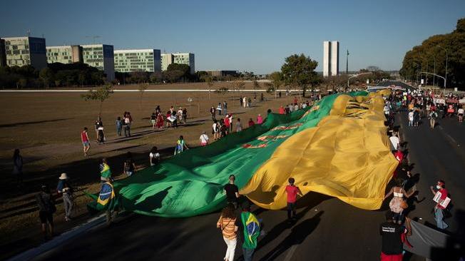 Covid: migliaia di brasiliani in piazza contro Bolsonaro