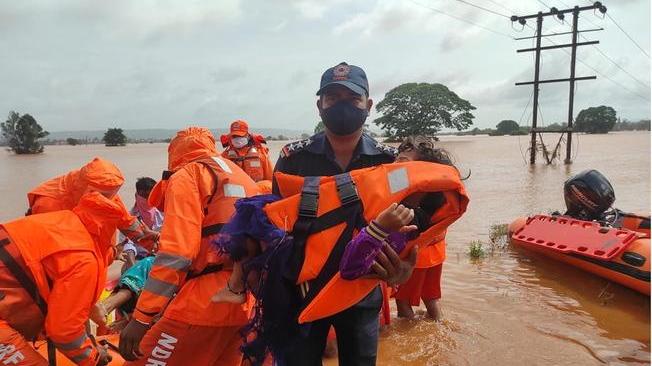 India: salite a 124 le vittime dei monsoni