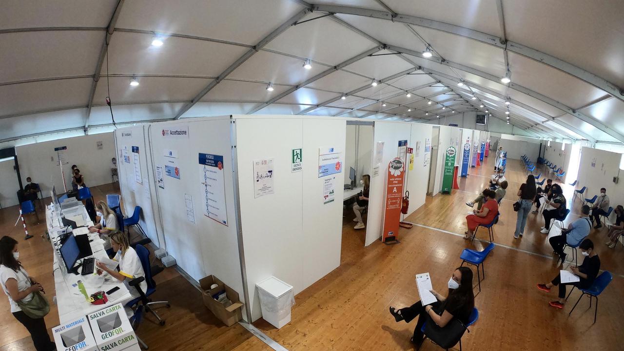 Vaccini in Toscana, il piano per accelerare: più “last minute” per i ritardatari