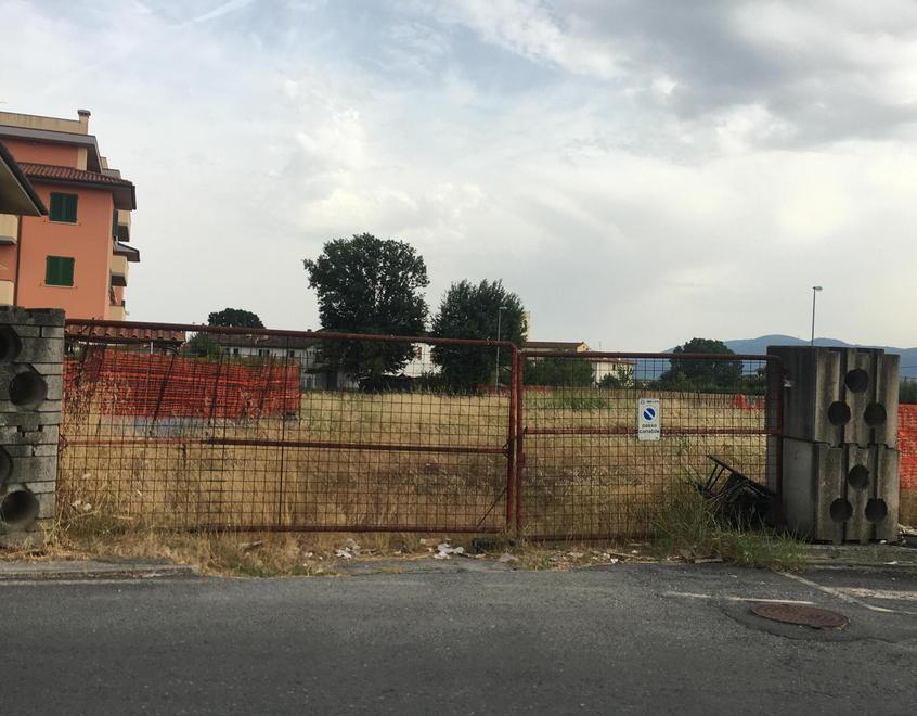 Un'immagine dell'area dell'ex cantiere Giusti per l'edilizia tra via Piccioni e via Foresi