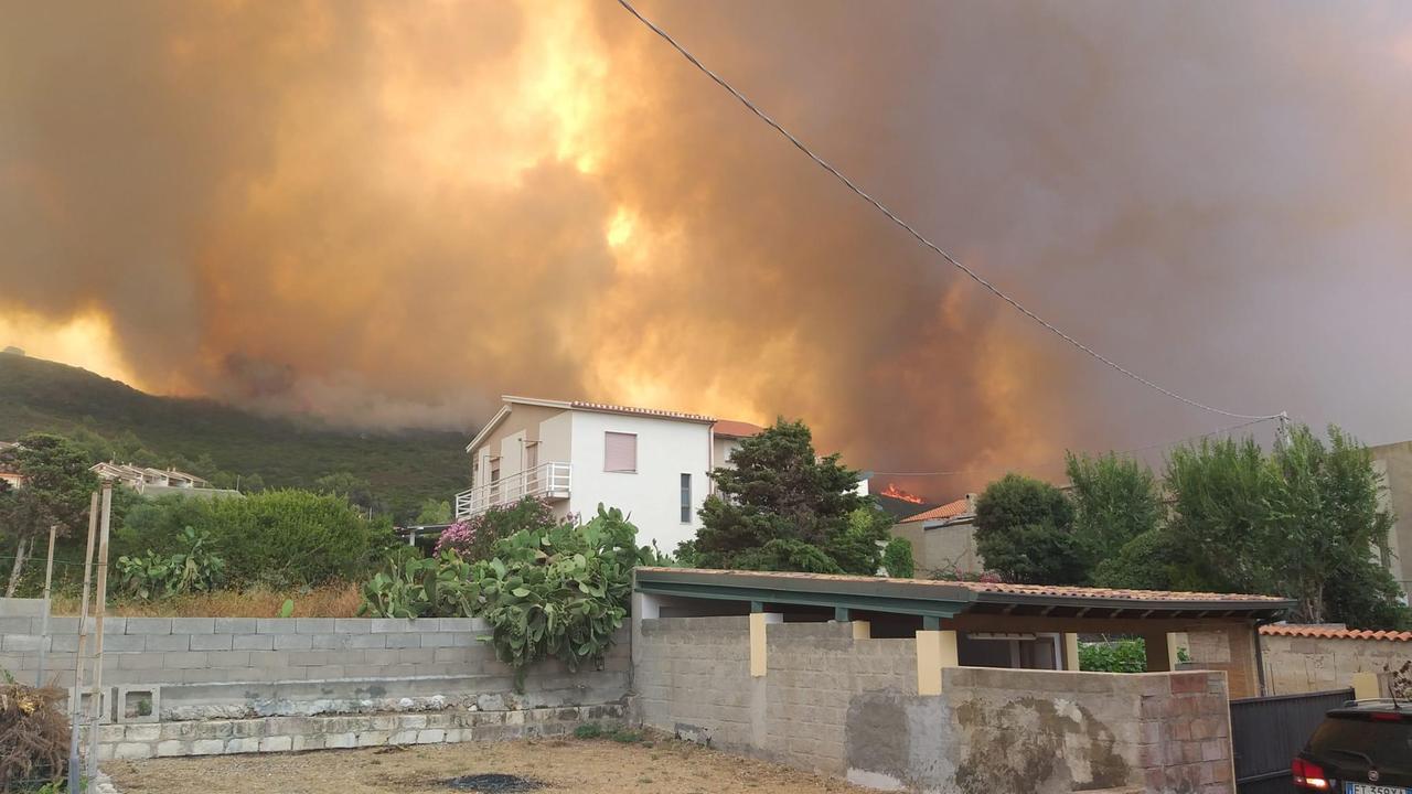 L'incendio dentro l'abitato di Porto Alabe (foto Giulia Serra)
