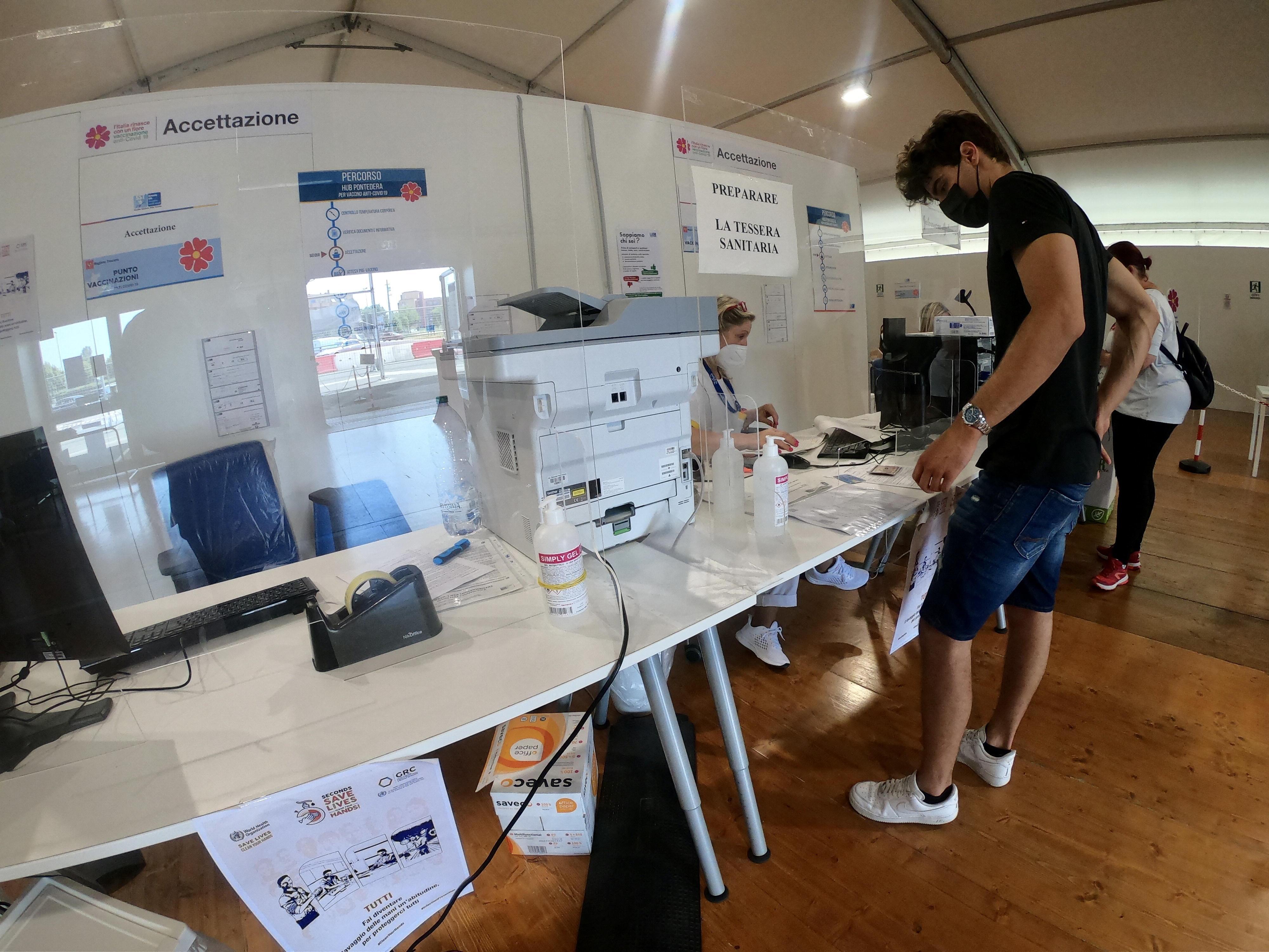 Vaccini in Toscana, effetto green pass: ecco 32.800 prenotazioni aggiuntive 