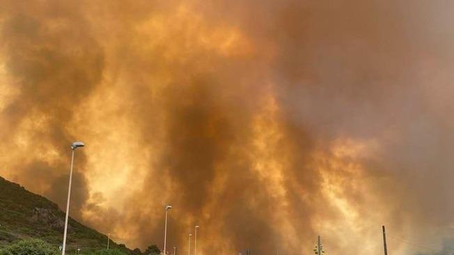 Rogo Oristanese: fiamme alte e gente in strada a Porto Alabe