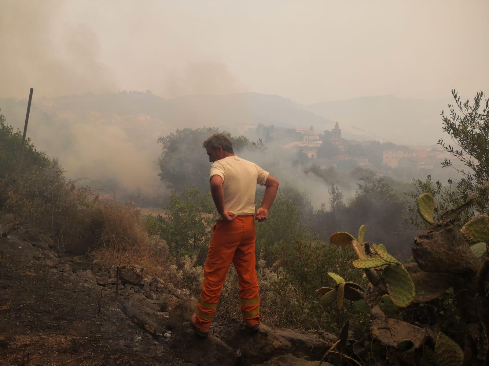 Scano Montiferro circondata dal fuoco: evacuate 400 persone, fra queste gli anziani di una casa di riposo