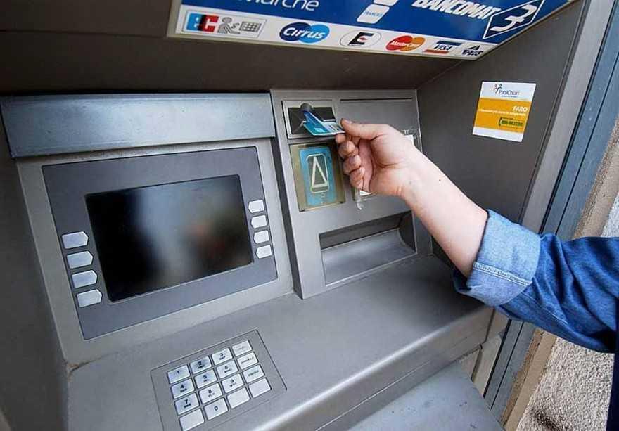 Ferrara. Derubato di 2.700 euro con la truffa del bancomat