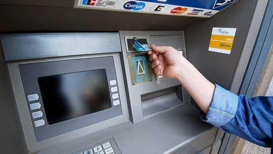 Ferrara. Derubato di 2.700 euro con la truffa del bancomat