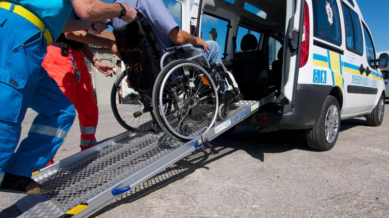 Un mezzo per il trasporto disabili di un’associazione di volontariato (foto d’archivio)