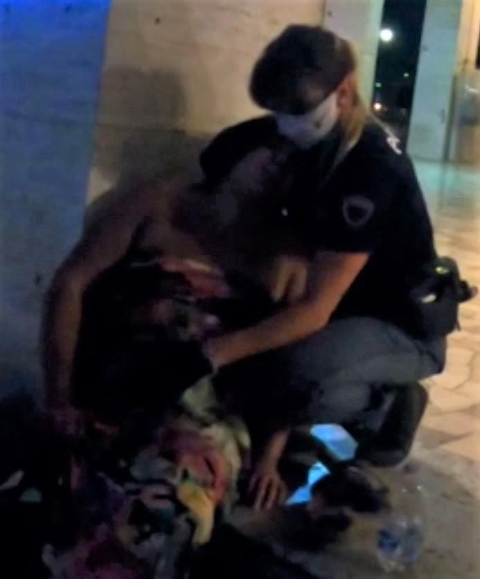 Si sente male incinta di 7 mesi per le contrazioni, la poliziotta si prende cura di lei