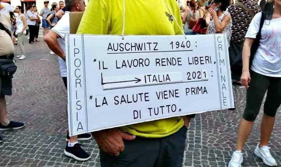 La furia di Donini contro la follia no-vax: «Fosse per voi i cimiteri sarebbero pieni» 