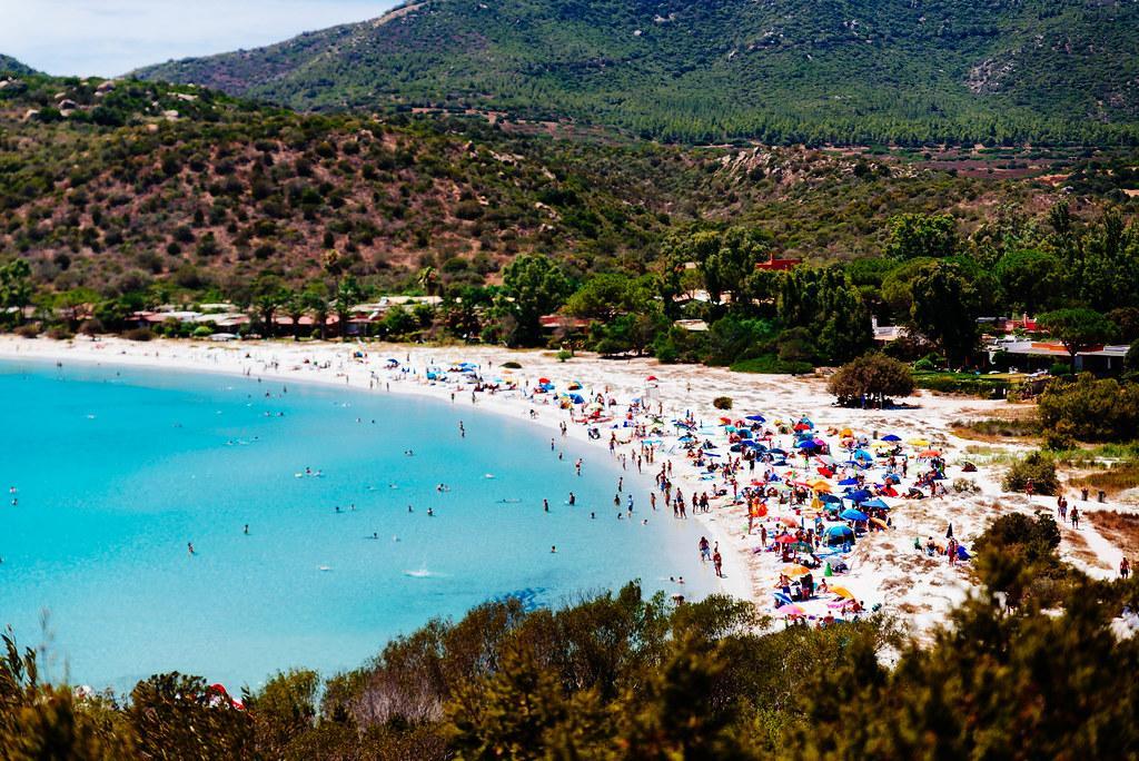 Posteggiatore abusivo a Cala Pira con un coltello in auto: nei guai 55enne di Quartu