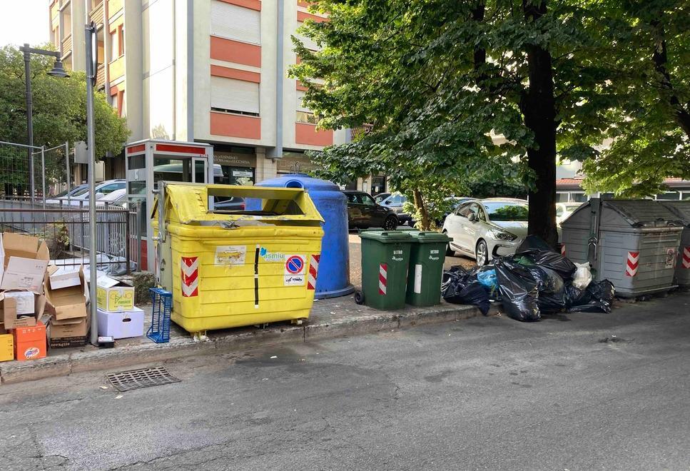 Sacchi abbandonati fuori dai cassonetti a due passi dal mare