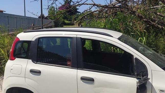 Macchine danneggiate al parcheggio di Capezzano