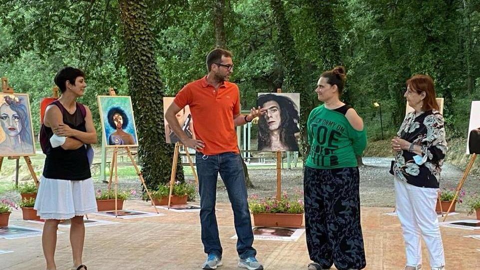 Gli spazi pubblicitari diventano arte rosa con cinquanta opere dedicate alle donne