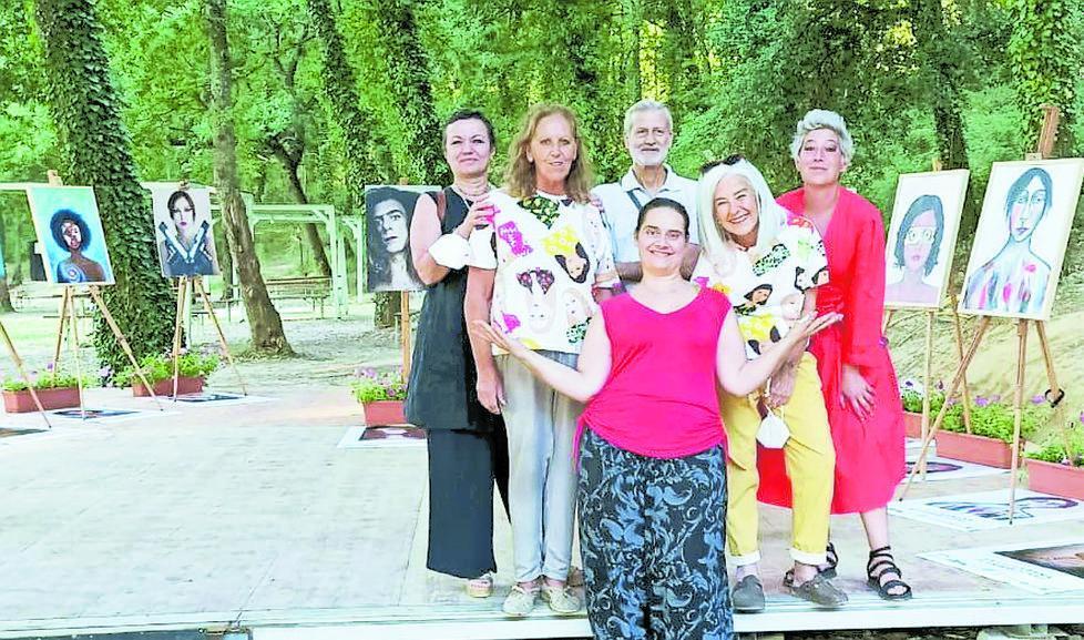 Gli spazi pubblicitari diventano arte rosa con cinquanta opere dedicate alle donne 