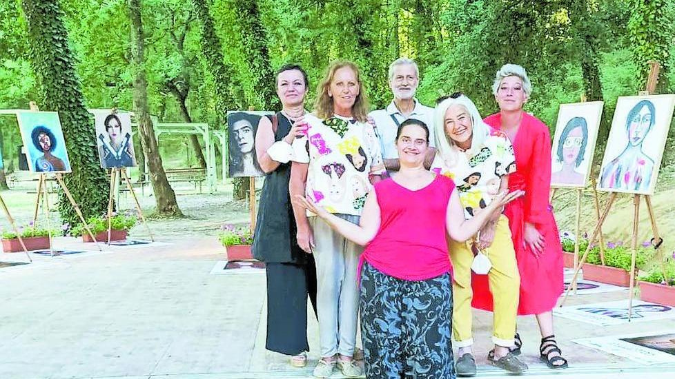 Gli spazi pubblicitari diventano arte rosa con cinquanta opere dedicate alle donne