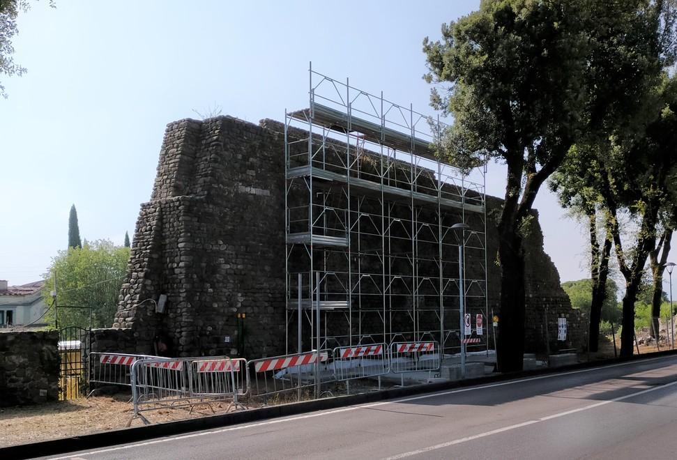 Pronto il ponteggio per sostenere le mura a rischio crollo